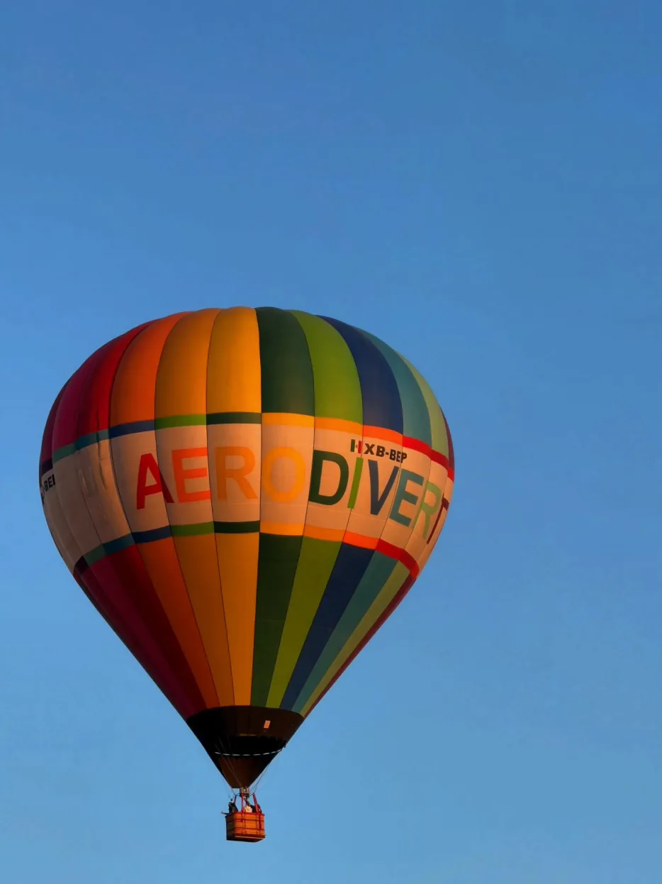 Globo aerostático de Aerodiverti con matrícula XB-BEP volando en el cielo azul de Teotihuacán