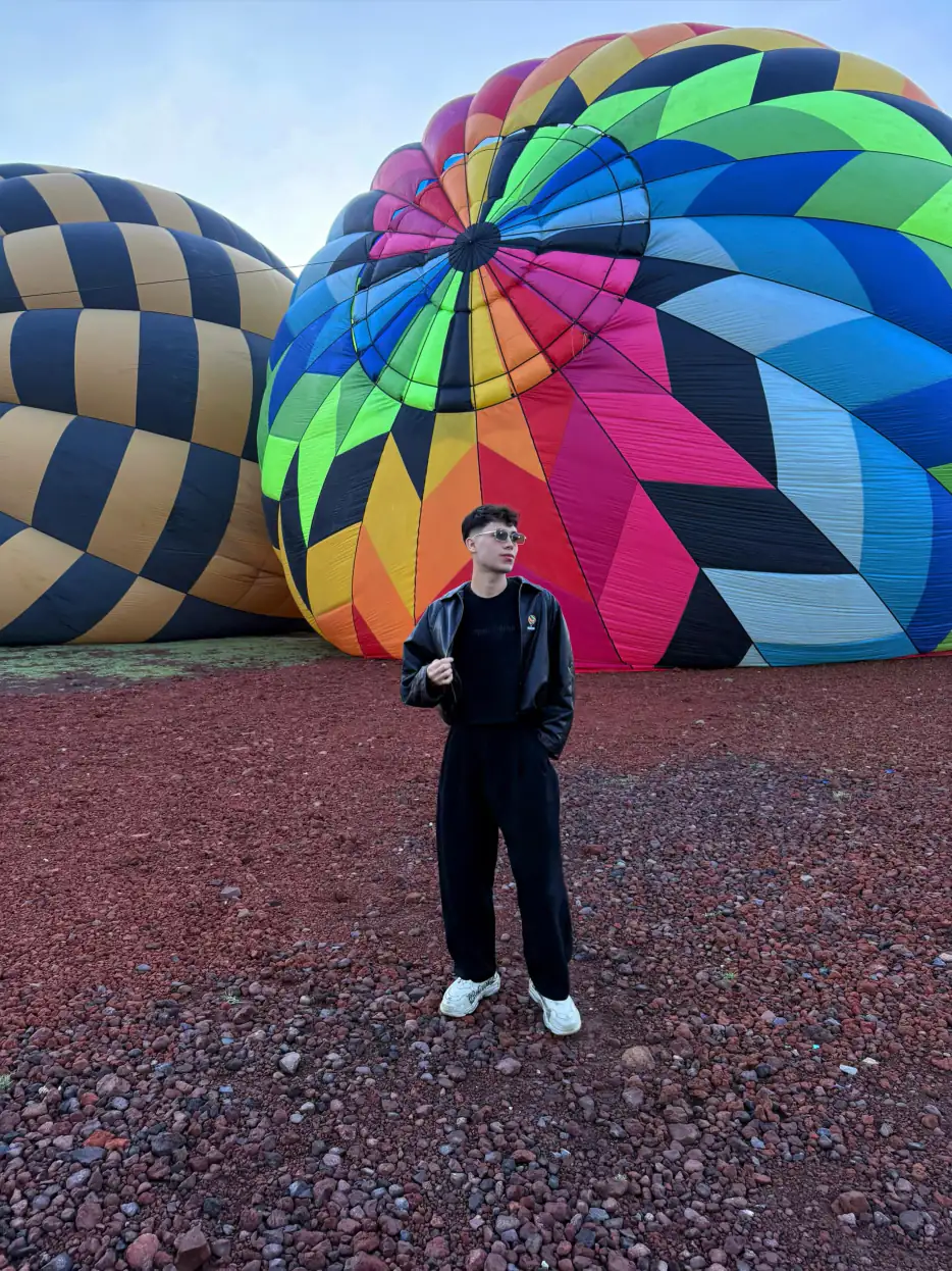 Hombre de pie frente a los globos ya inflados en el globopuerto de Aerodiverti en Teotihuacán