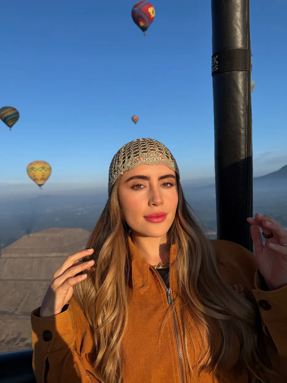 Retrato de una pasajera en la canasta del globo con la Pirámide del Sol al fondo