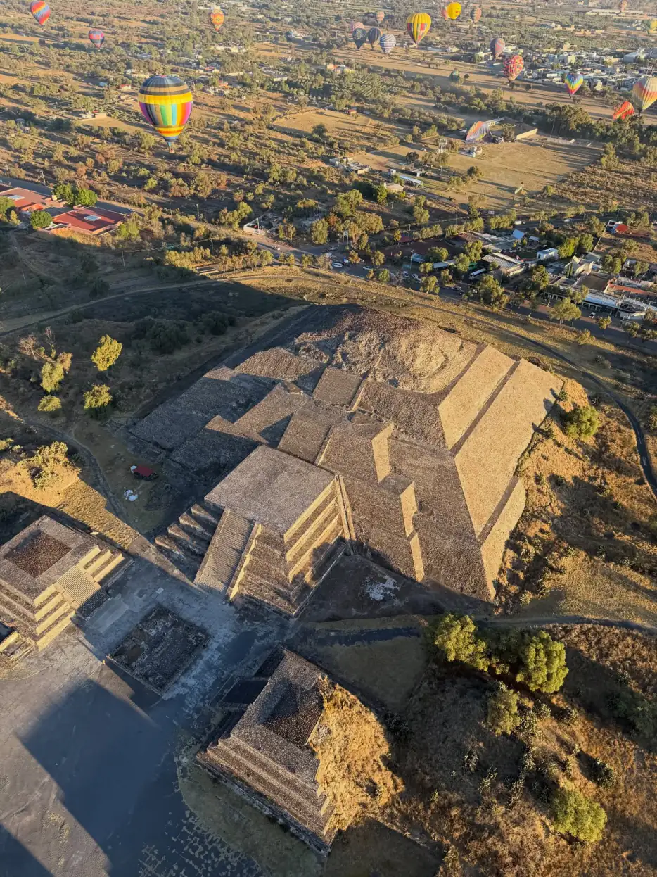 Vista aérea de la Pirámide de la Luna con un globo aerostático sobrevolando Teotihuacán