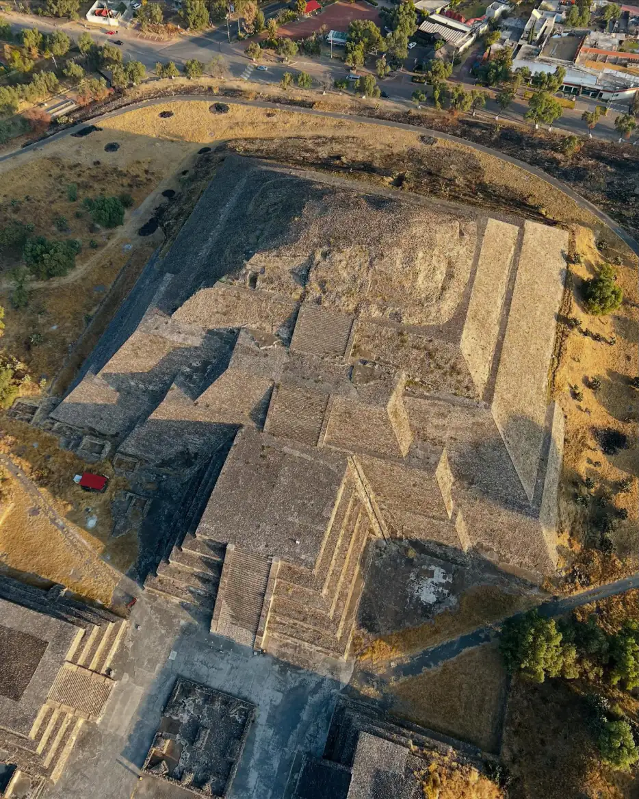 Vista cenital de dron de la Pirámide de la Luna en la zona arqueológica de Teotihuacán