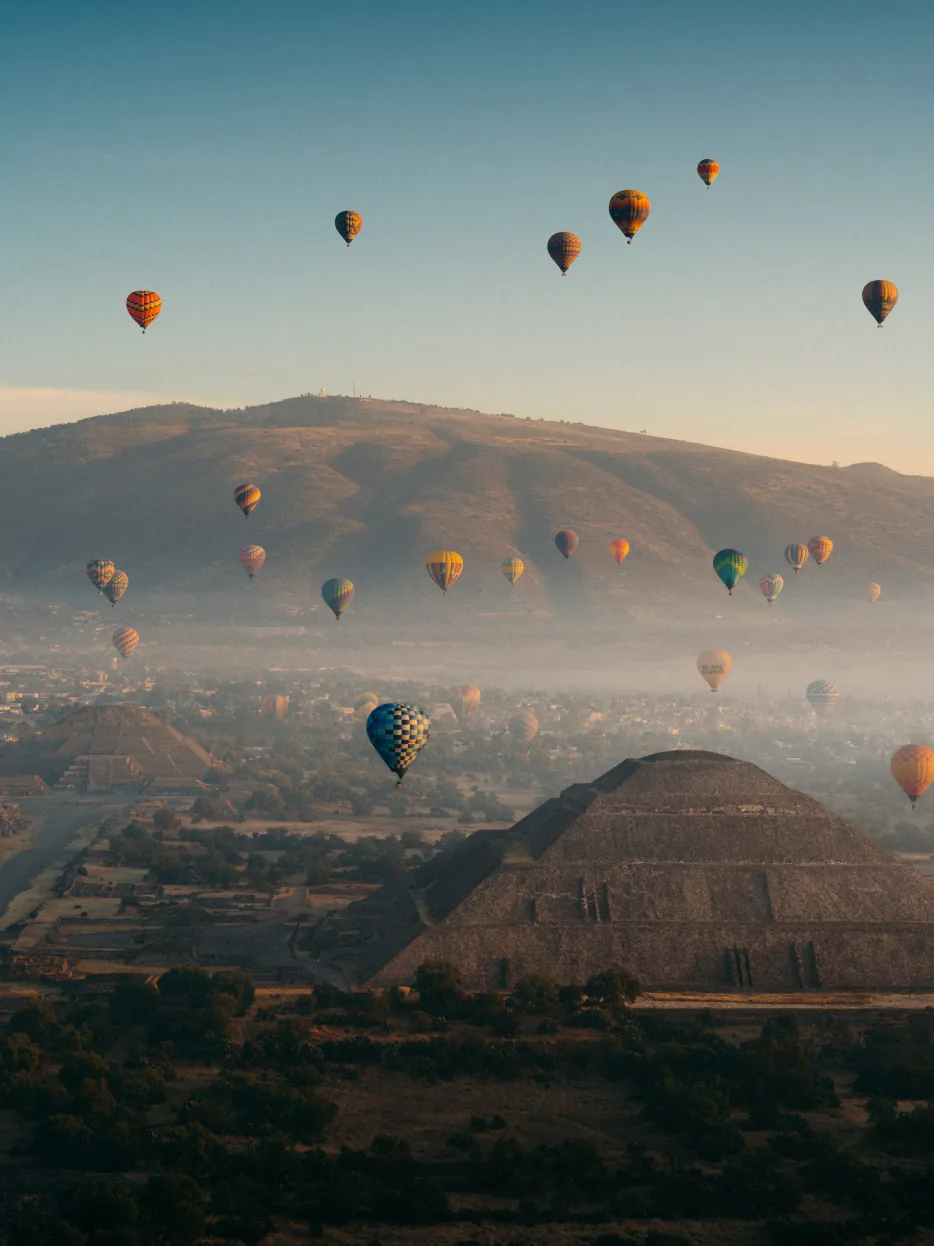 Vista aérea de la Pirámide del Sol rodeada por decenas de globos aerostáticos en Teotihuacán